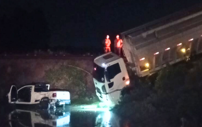 Colisão entre carro e caminhão deixa casal ferido na SC-108