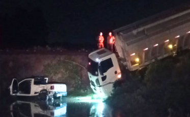 Colisão entre carro e caminhão deixa casal ferido na SC-108