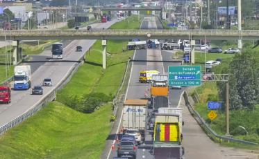 BR-101 é liberada em Sangão após acidente e retirada de caminhão