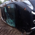 Carro tomba após condutora perder controle em Araranguá