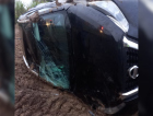 Carro tomba após condutora perder controle em Araranguá