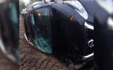 Carro tomba após condutora perder controle em Araranguá