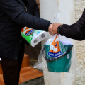 Cerca de 700 pessoas atingidas pela chuva recebem kits de higiene e limpeza em Criciúma
