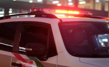 Perseguição a suspeitos de roubo termina em colisão e ataque de cachorro em Criciúma