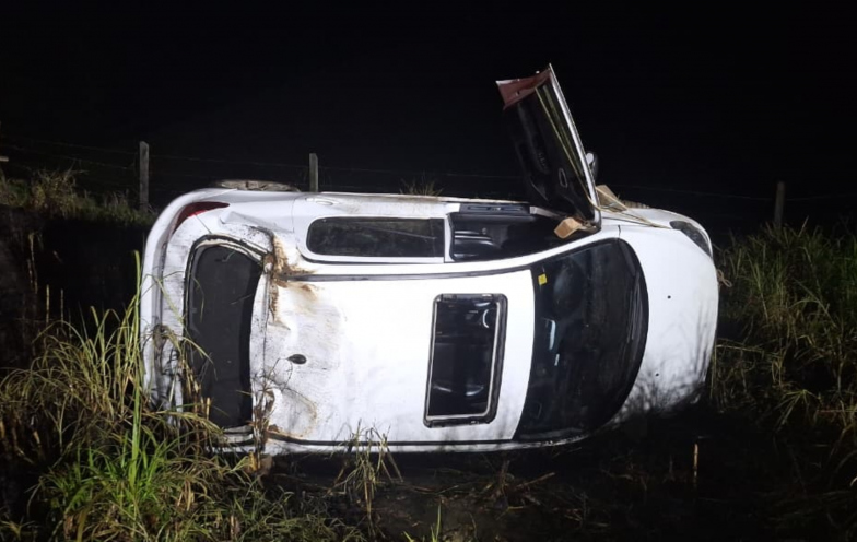Mulher é retirada pelo teto solar após carro capotar e ficar deformado em Braço do Norte