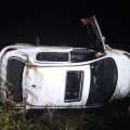 Mulher é retirada pelo teto solar após carro capotar e ficar deformado em Braço do Norte