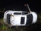 Mulher é retirada pelo teto solar após carro capotar e ficar destruído em Braço do Norte