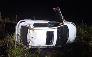 Mulher é retirada pelo teto solar após carro capotar e ficar deformado em Braço do Norte