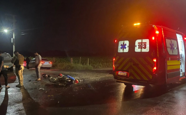 Mulher tem fratura exposta após colisão entre moto e caminhão em Içara