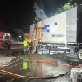Carreta carregada com papel higiênico pega fogo na BR-101, na divisa entre SC e RS