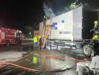 Carreta carregada com papel higiênico pega fogo na BR-101, na divisa entre SC e RS