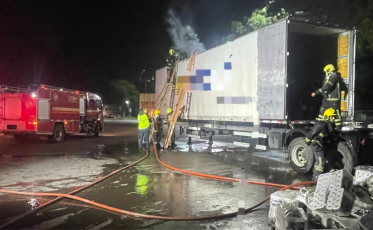 Carreta carregada com papel higiênico pega fogo na BR-101, na divisa entre SC e RS