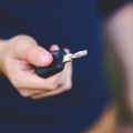 Adesivos de propaganda eleitoral em carros pode afetar cobertura do seguro