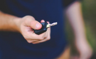 Adesivos de propaganda eleitoral em carros pode afetar cobertura do seguro