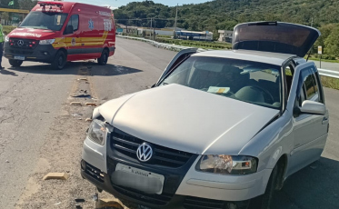 Batida entre dois carros deixa três idosos feridos na SC-108, em Urussanga