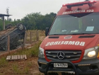 Mulher fica ferida após carro capotar e parar dentro de pátio 
