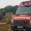 Mulher fica ferida após carro capotar e parar dentro de pátio 
