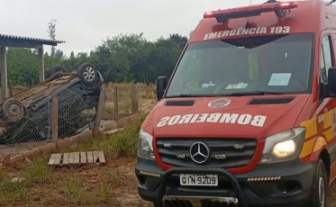 Mulher fica ferida após carro capotar e parar dentro de pátio 