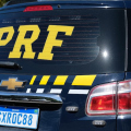 Acidente com carga de madeira provoca bloqueio na BR-101 em Araranguá