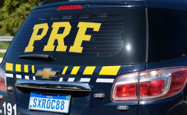 Acidente com carga de madeira provoca bloqueio na BR-101 em Araranguá