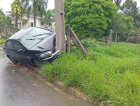 Carro bate em poste no Laranjinha e morador cobra medidas após série de acidentes em Criciúma