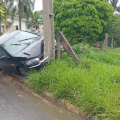 Carro bate em poste no Laranjinha e morador cobra medidas após série de acidentes em Criciúma