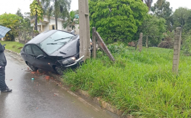 Carro bate em poste no Laranjinha e morador cobra medidas após série de acidentes em Criciúma