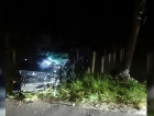 Mulher fica ferida após carro bater contra poste em Garopaba