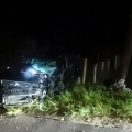 Mulher fica ferida após carro bater contra poste em Garopaba