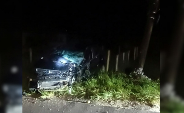 Mulher fica ferida após carro bater contra poste em Garopaba
