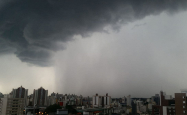 Alerta vermelho: Sul do Brasil tem risco de temporais e ventos acima de 100 km/h