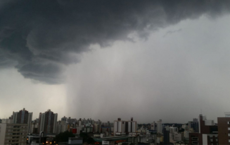 Alerta vermelho atinge SC e RS com chuva intensa, granizo e ventos acima de 100 km/h