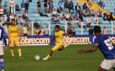 Louzer estreia pelo Criciúma em clássico que vale permanência no G6