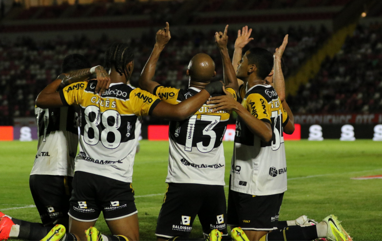 Criciúma sofre gol no último lance e fica no empate contra o Botafogo-SP