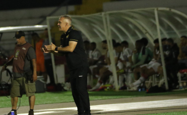 “Não confiem tanto no que eu digo”, brinca Baptista após empate