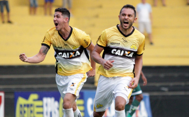 Criciúma vence e volta a mirar no G4