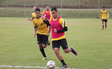 Contra a Chapecoense, Tencati terá que fazer mudança no meio-campo