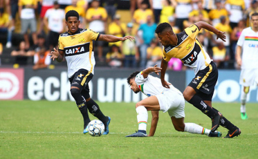 Criciúma vence por 2 a 0 e continua na Série B