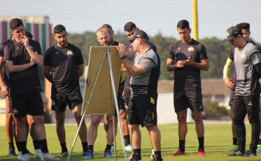 Tencati deve manter três atacantes contra o Ituano