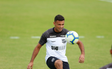 Criciúma encaminha contratação do lateral-direito Cristóvam