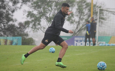 Criciúma tem Cláudio Tencati e mais dez jogadores pendurados na Série B