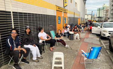 Já tem fila! Por ingresso, torcida corinthiana compra lugar e se acomoda em torno do Majestoso