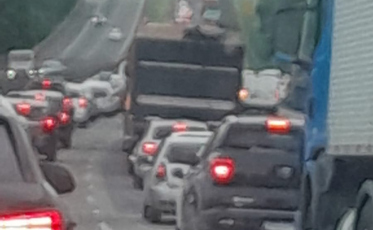 Acidente deixa trânsito lento na BR-101, em Criciúma