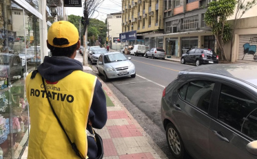 Com EPIs entregues, monitores cobram estacionamento no Centro