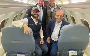 Deputado Daniel Freitas passa mal em voo com ministro