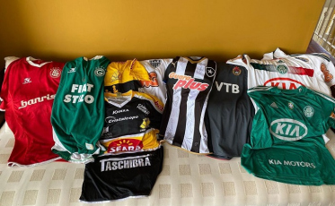 Ex-Tigre, Daniel Carvalho vende camisas de clubes para trocar por cestas básicas