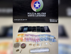 Homem abordado com cocaína leva polícia a ponto de tráfico em Lauro Müller