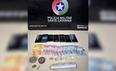 Homem abordado com cocaína leva polícia a ponto de tráfico em Lauro Müller