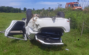 Carro com família capota em Passo de Torres