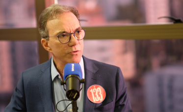 Décio Lima defende ações do governo Lula e critica sistema financeiro durante debate